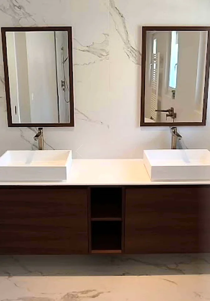 Salle de bain en marbre avec double vasque