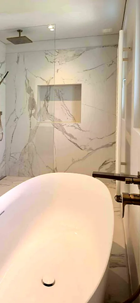 Douche à l'italienne, Marbre, niche intégrée et baignoire îlot.