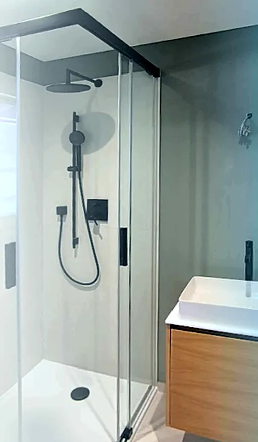 Douche noir mat, Paroi vitrée et robinetterie encastrée.