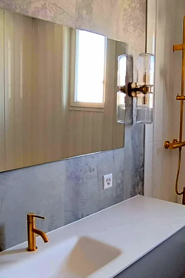 Lavabo et robinetterie en laiton posés par DF Sanitaire