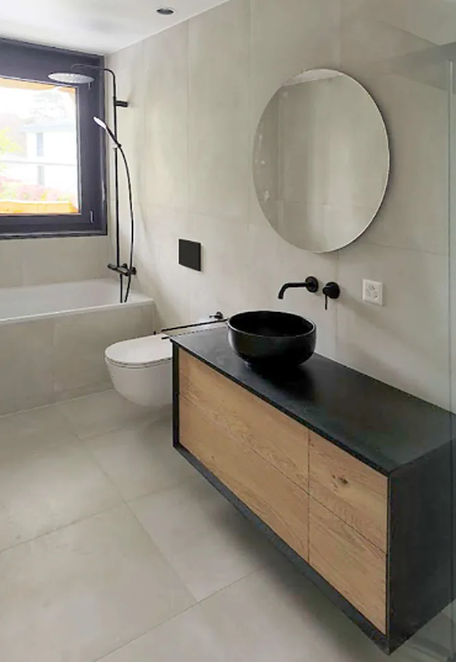 Bois et noir mat, Vasque posée, meuble suspendu, WC suspendu.
